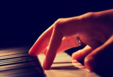 爱游戏体育：富勒姆终结曼联卫冕战 门将莱诺点球两扑成英雄.